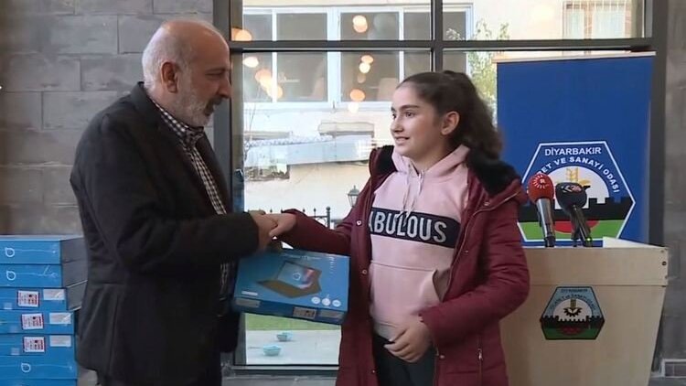 Kürtçe ders seçen öğrencilere tablet kampanyası uzatıldı